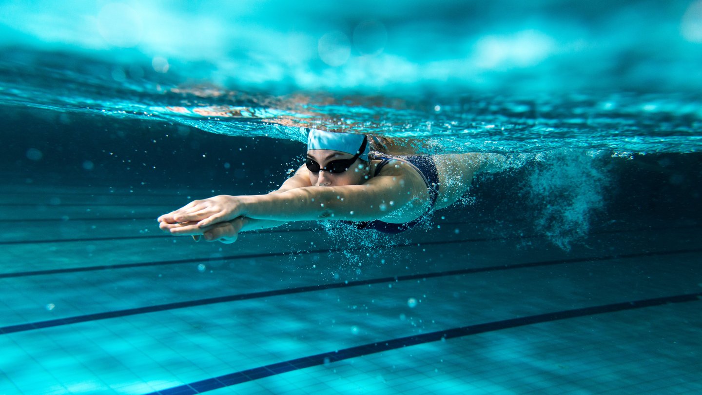 Schwimmerin im Sportbecken Schwimmerin im Sportbecken