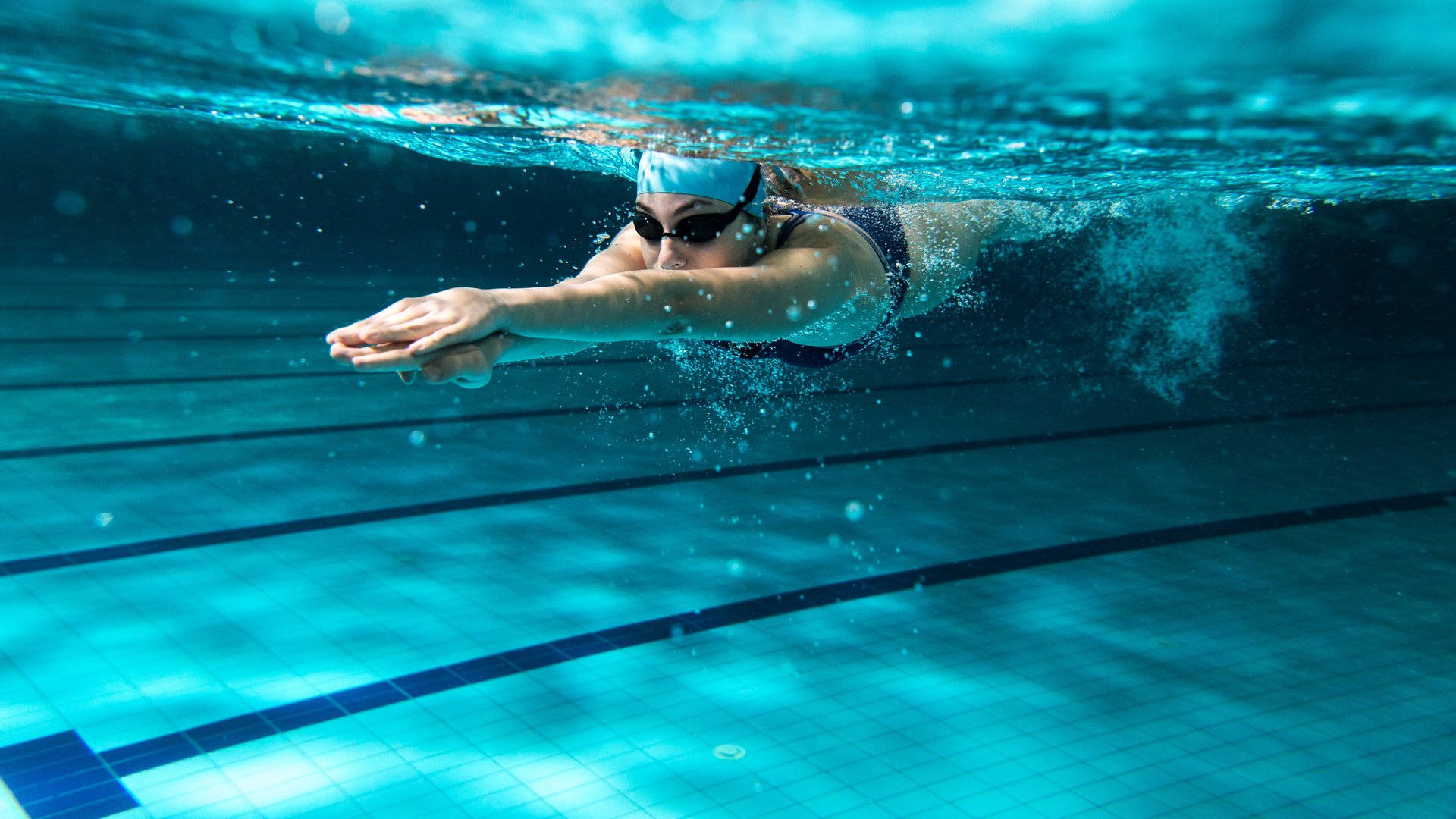 Schwimmerin im Sportbecken