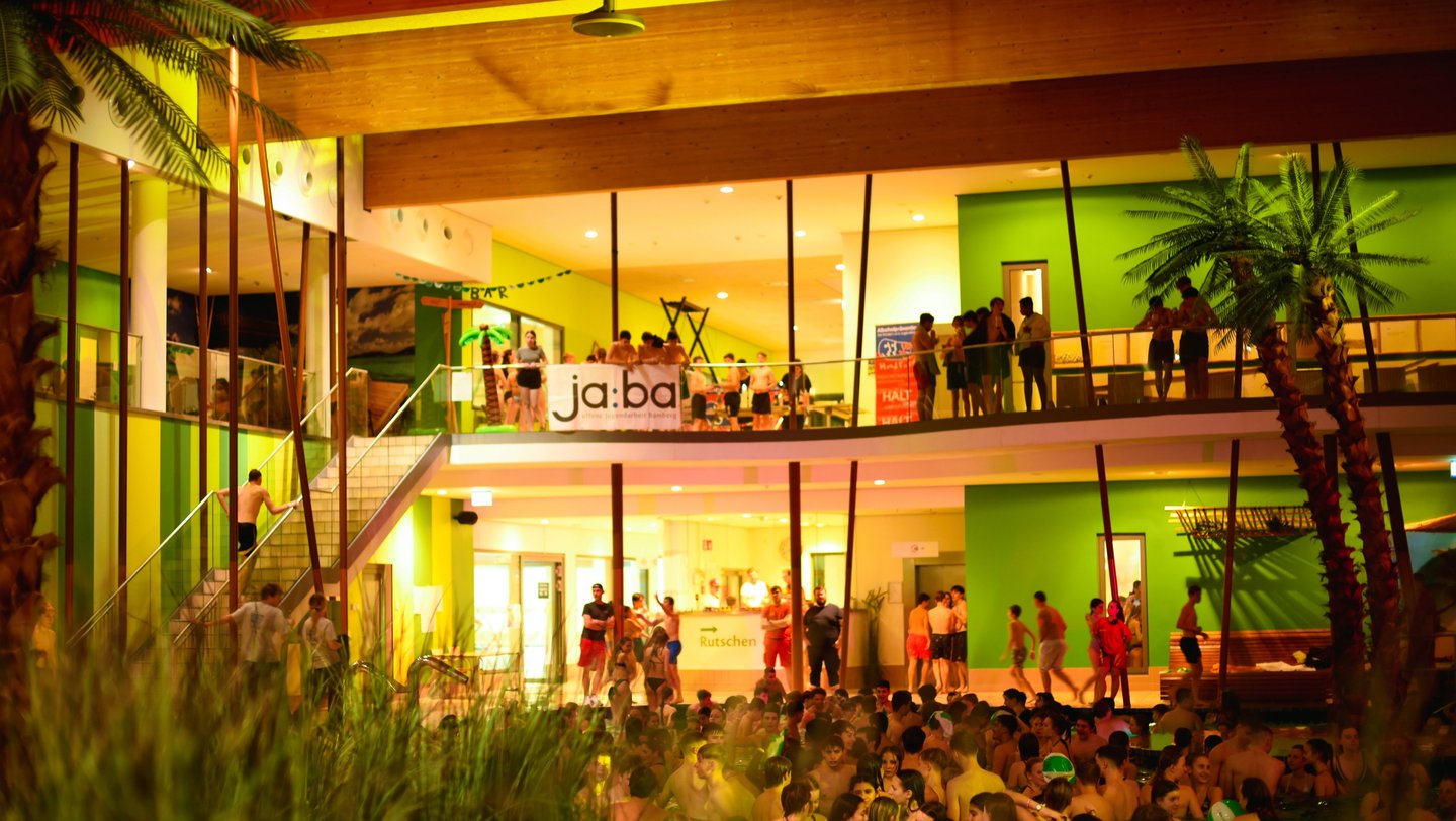 Bambados Innenraum bei Poolparty