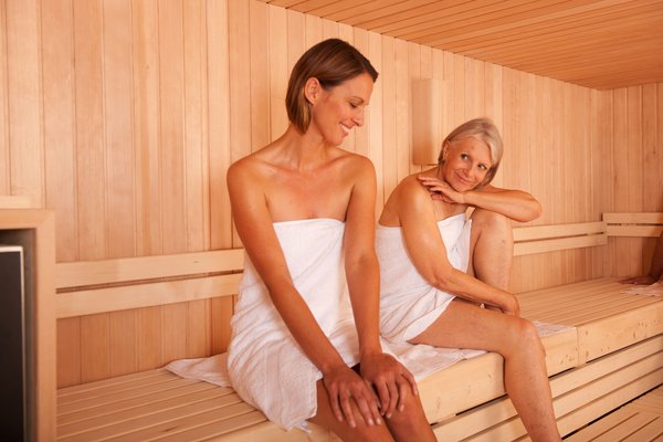 zwei Frauen in der Sauna im Bambados