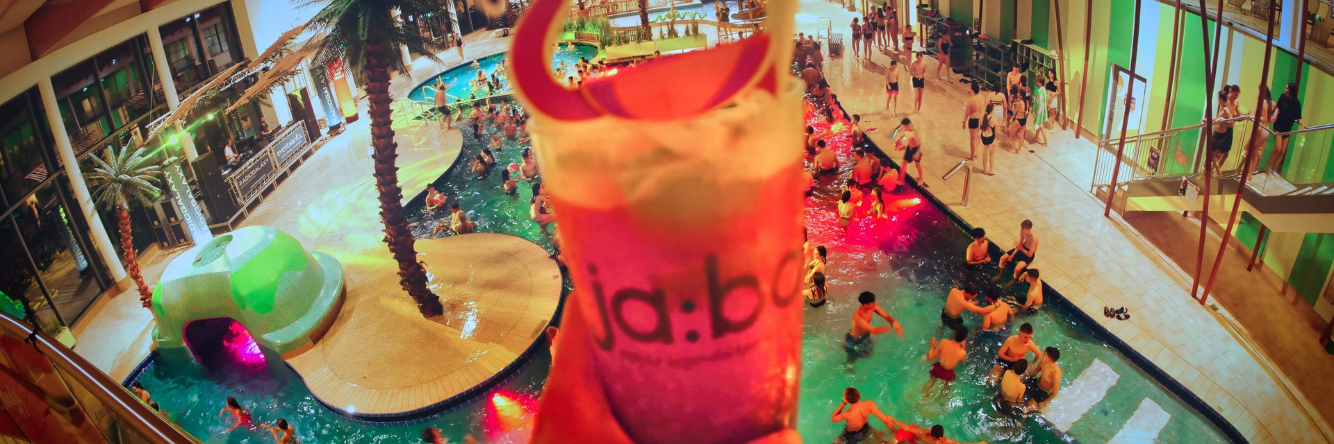 Cocktail bei der Poolparty im Bambados