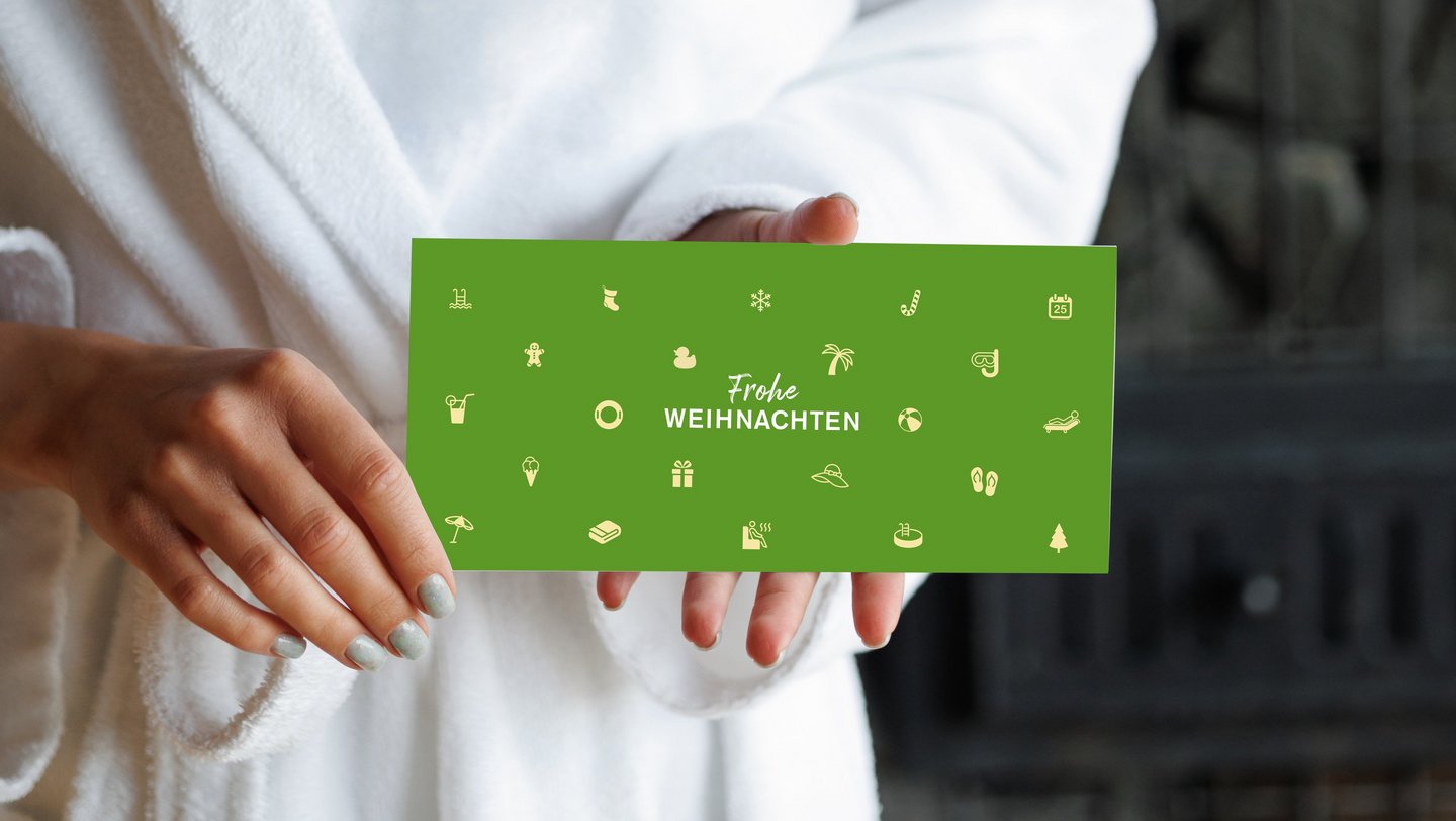 Bambados Gutschein Weihnachtsedition Frau hält Bambados Gutschein in der Hand