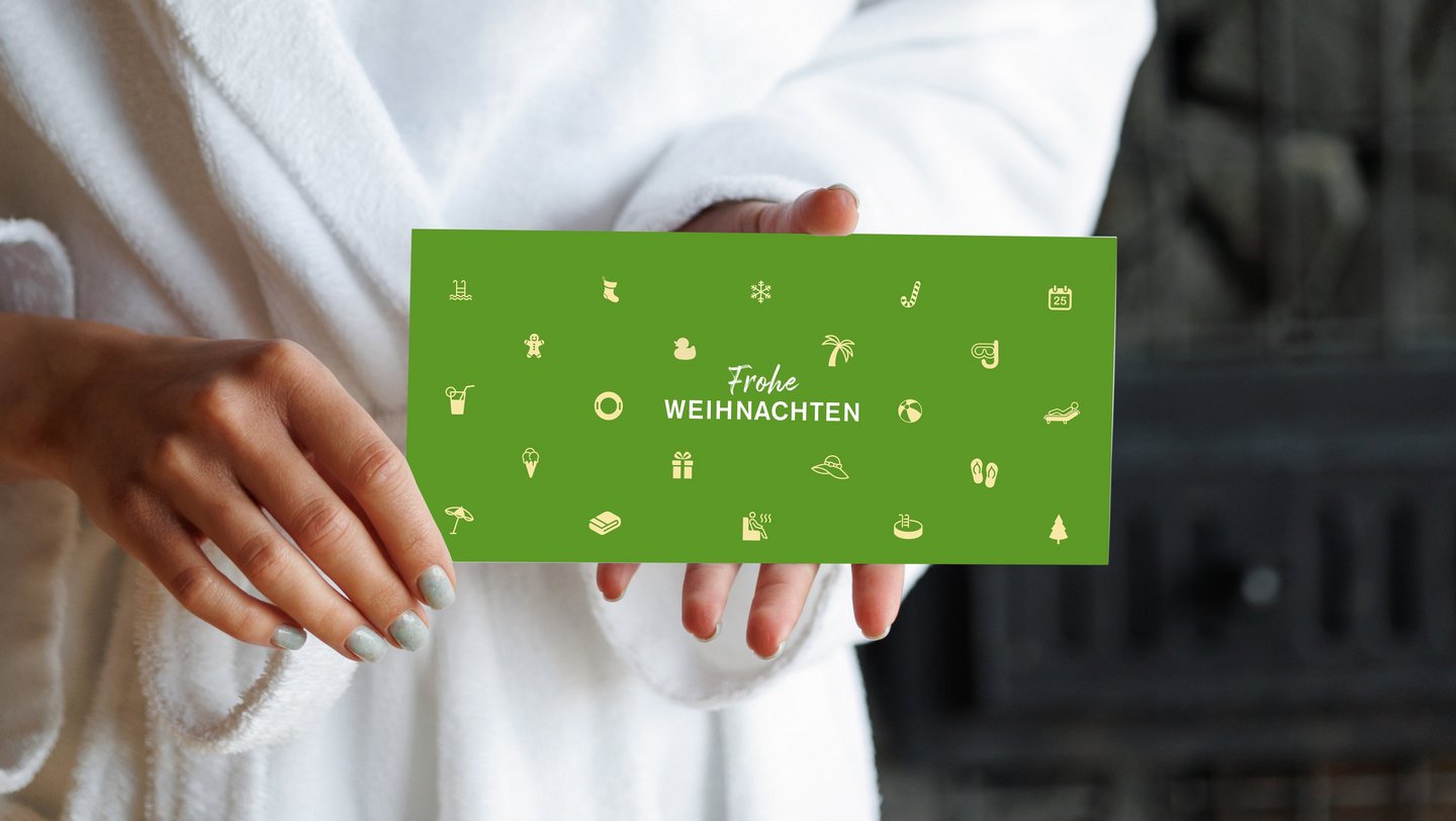 Frau hält Bambados Gutschein in der Hand