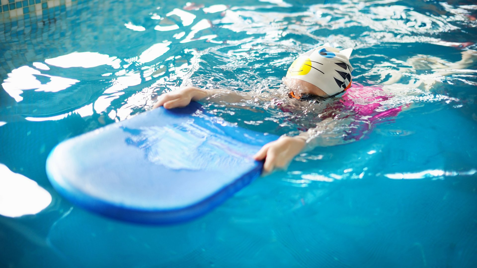 Schwimmer mit Schwimmbrett