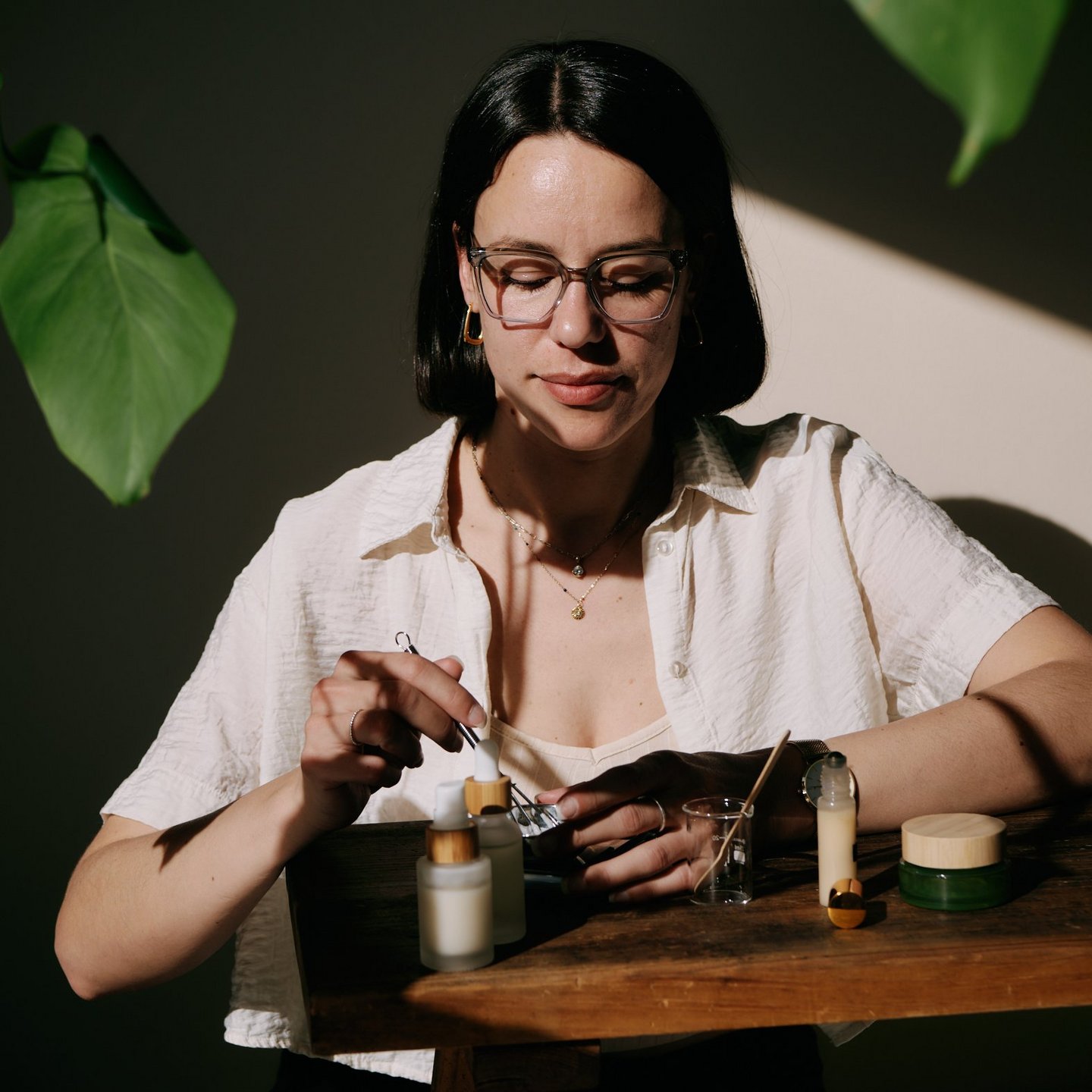 Dr. Ruth beim Anrühren einer Maske