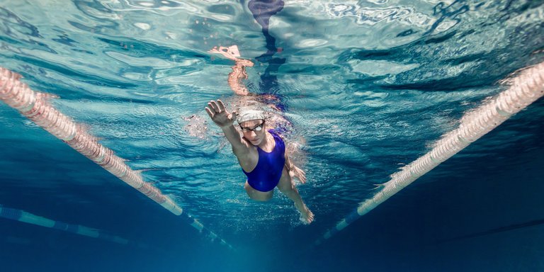 Frau beim Bahnenschwimmen