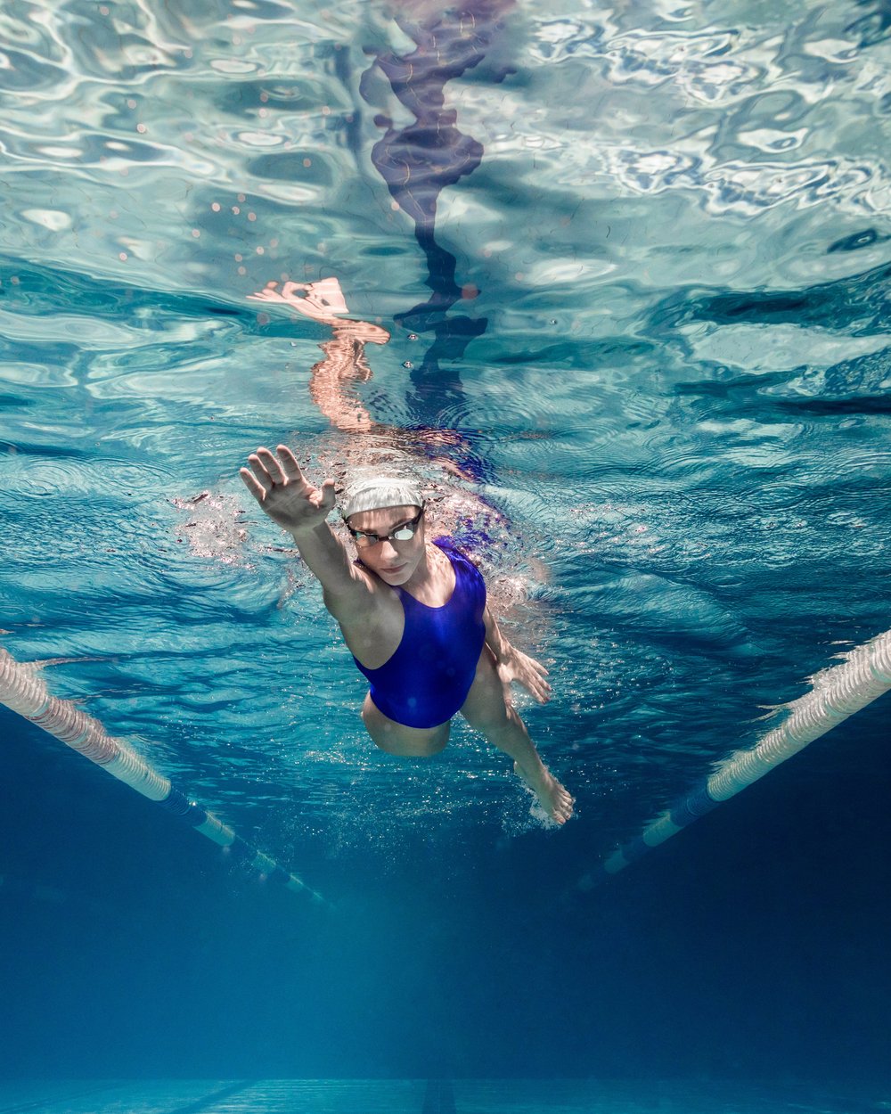 Frau beim Bahnenschwimmen