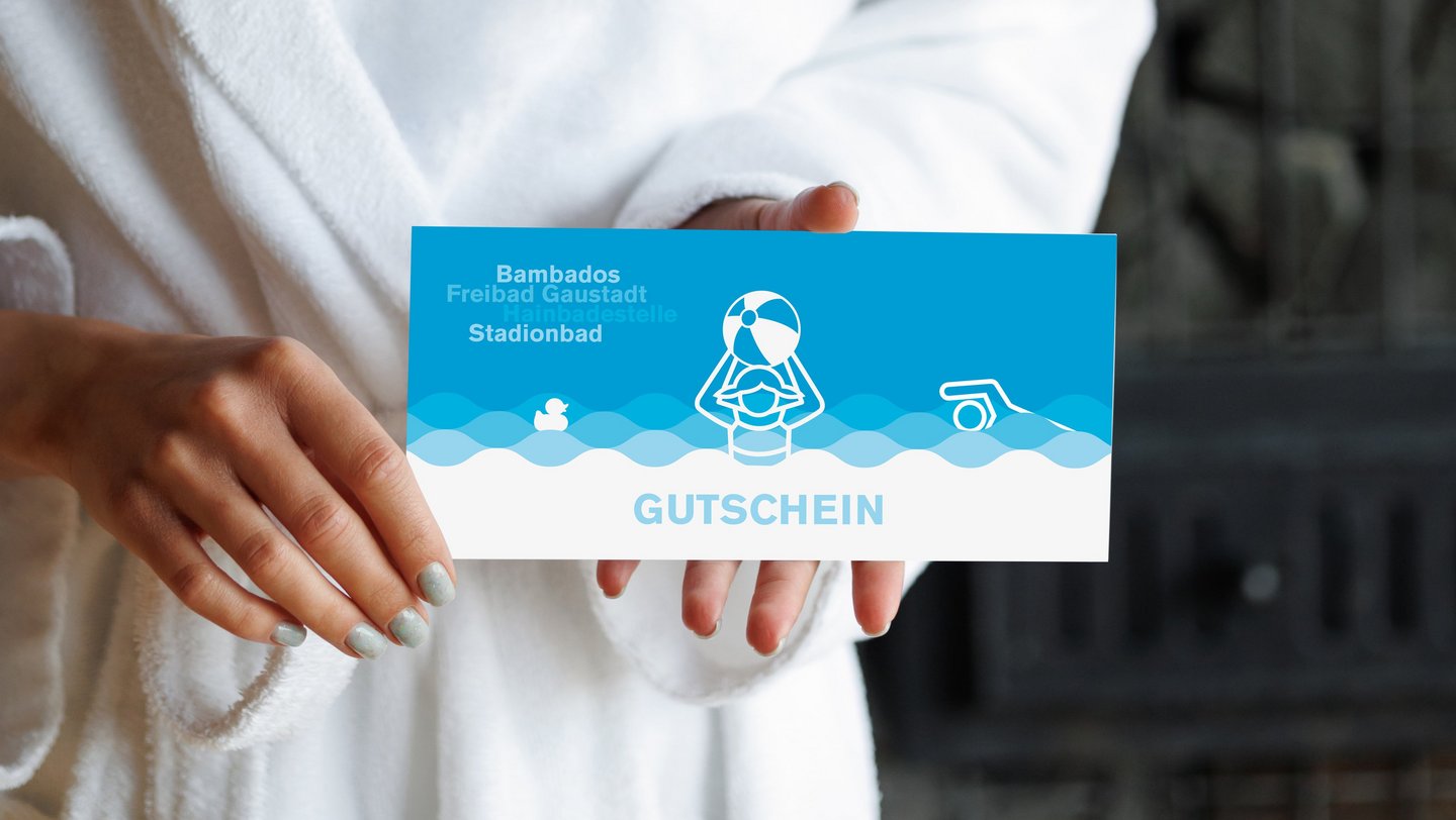 Frau im weißen Bademantel hält Gutschein in der Hand