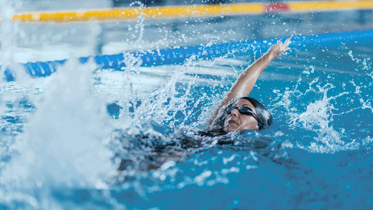 Frau beim Rückenschwimmen