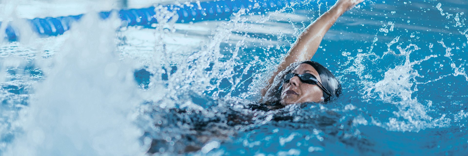 Frau beim Rückenschwimmen