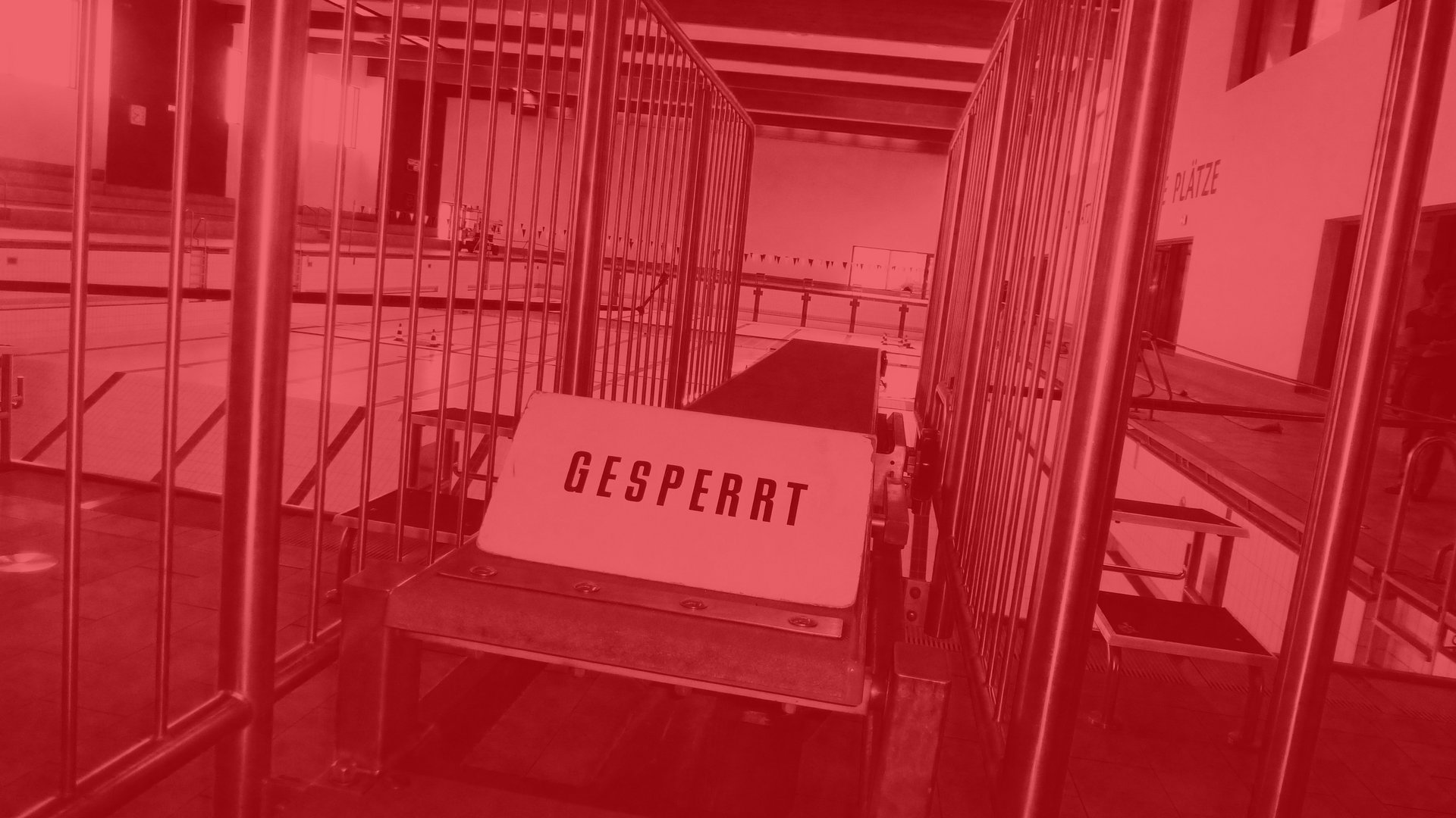 Sprungturm mit "Gesperrt" Schild