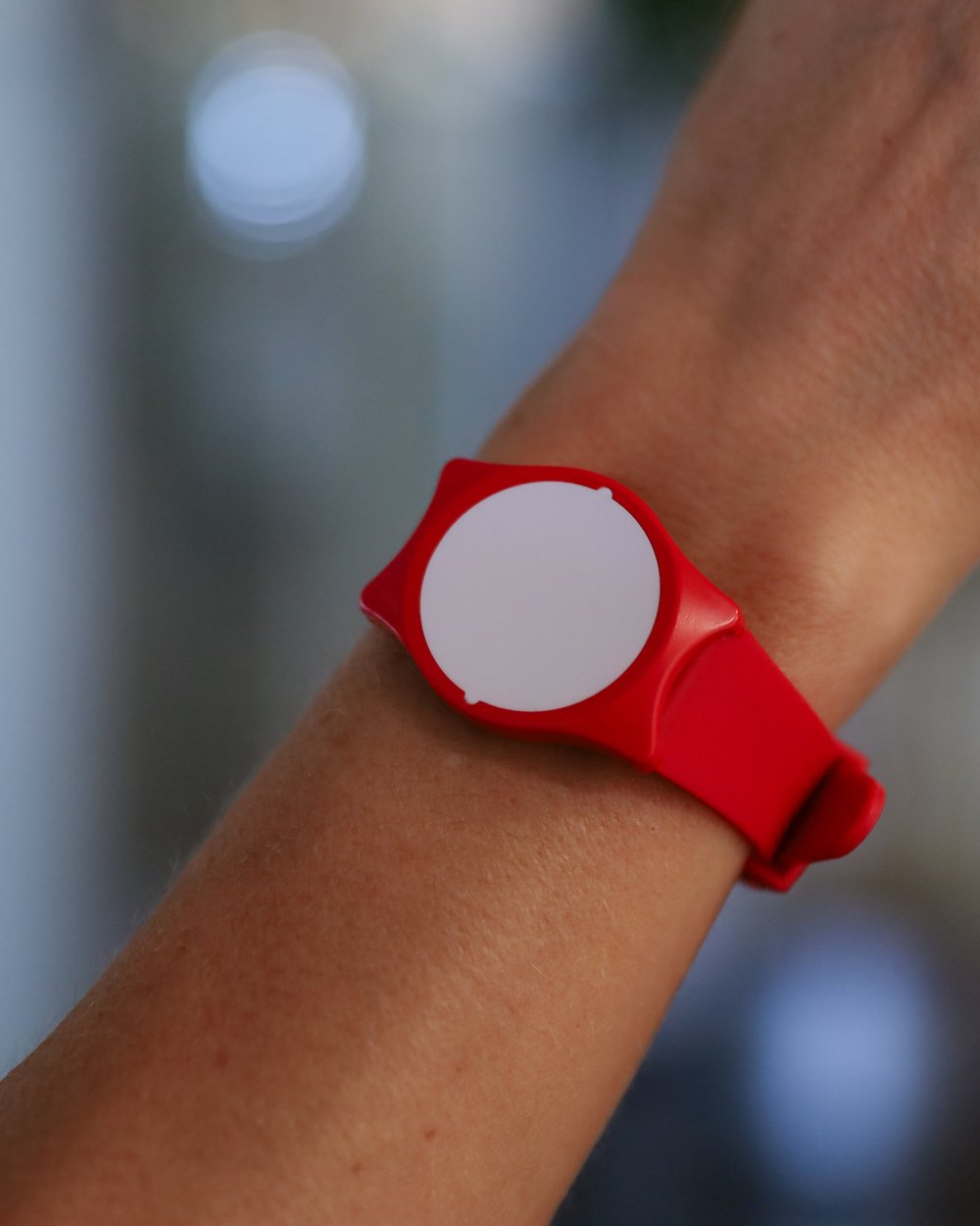 Rotes Bäderarmband an Handgelenk