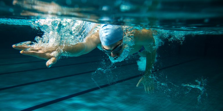 Schwimmer im Sportbecken