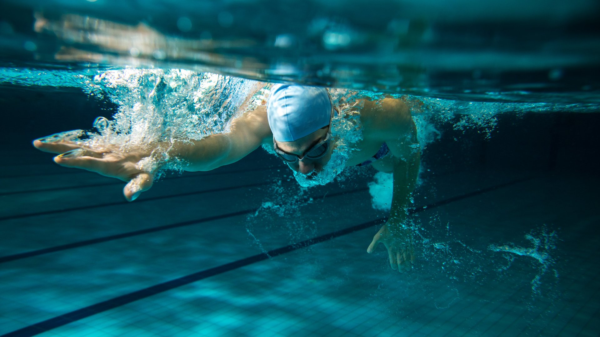 Schwimmer im Sportbecken Schwimmer im Sportbecken