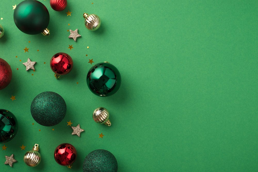 Grüne und rote Christbaumkugeln vor einem grünem Hintergrund Grüne und rote Christbaumkugeln vor einem grünem Hintergrund