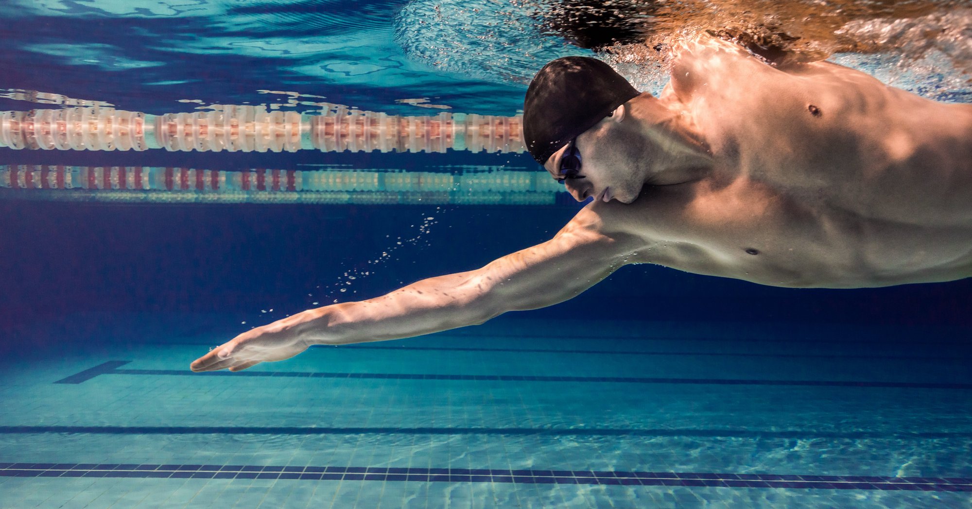 Die vier wichtigsten Schwimmtechniken: Brustschwimmen, Kraulen, Delphin und Rückenschwimmen. Was sind die Vorteile? Wie können Sie sich verbessern? 