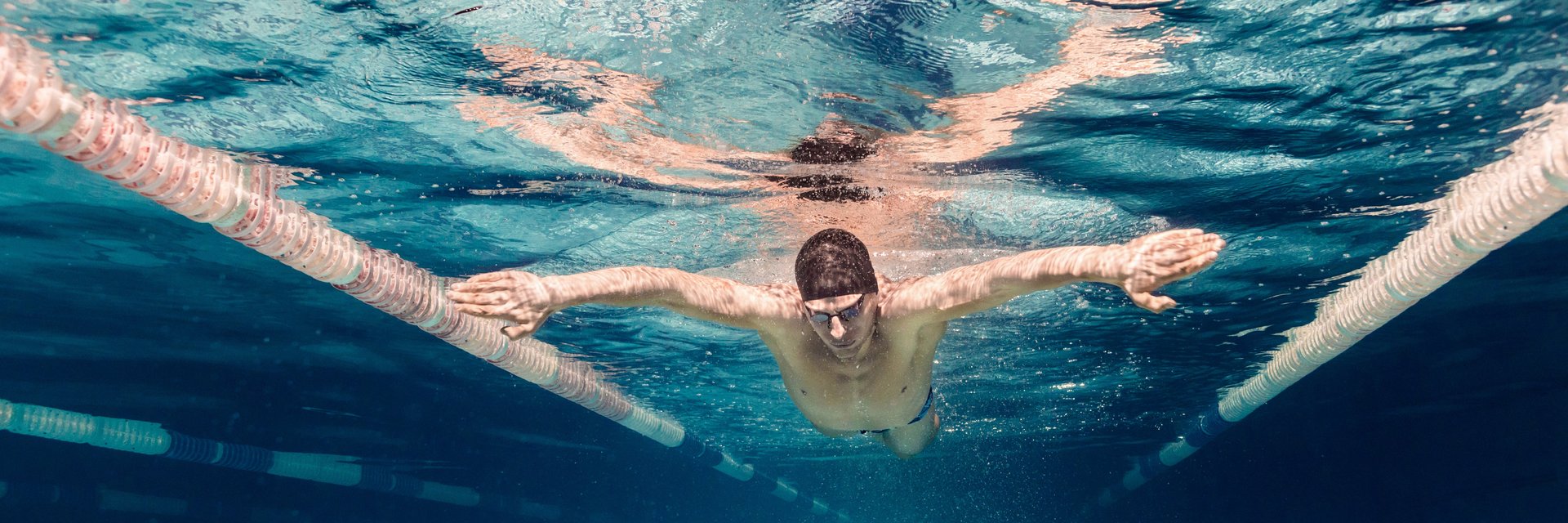 Mann beim Brustschwimmen