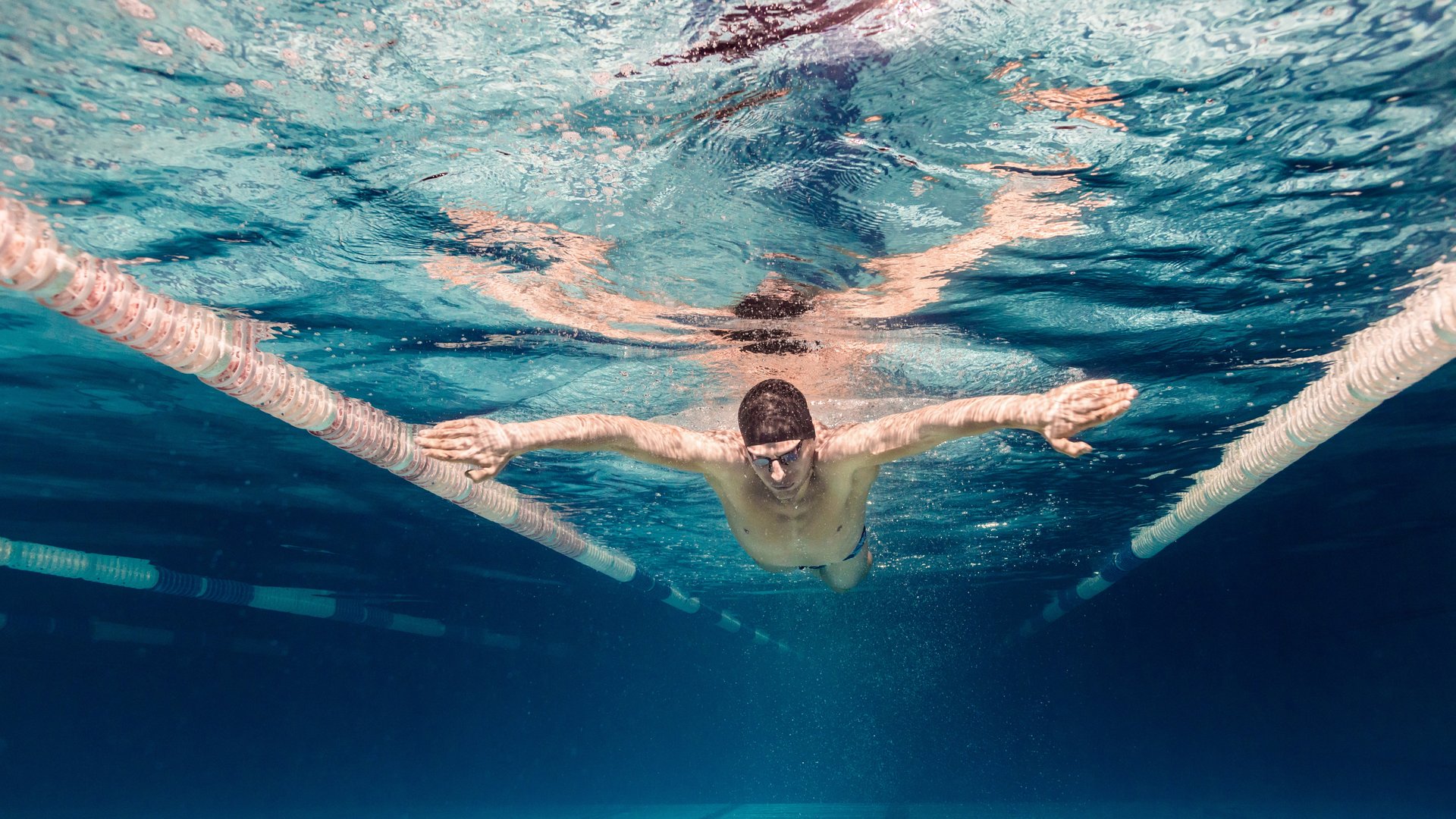 Mann beim Brustschwimmen Mann beim Brustschwimmen