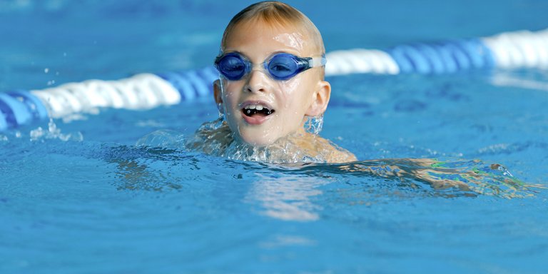 Kind beim schwimmen Kind schwimmt mit Taucherbrille
