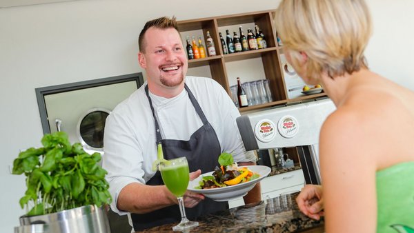 Mann reicht Frau ein frisches Essen