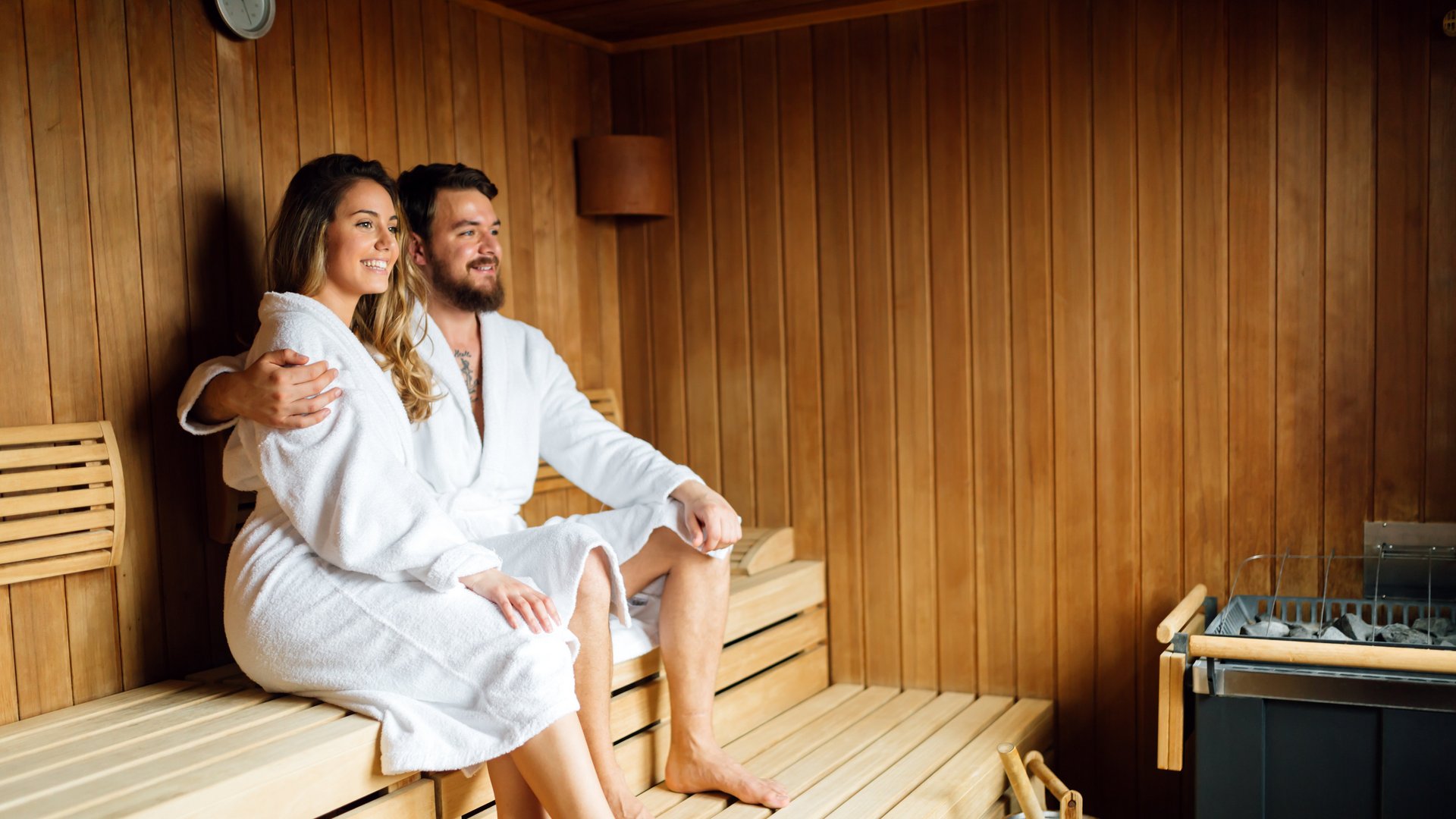 Paar mit Bademänteln in der Sauna