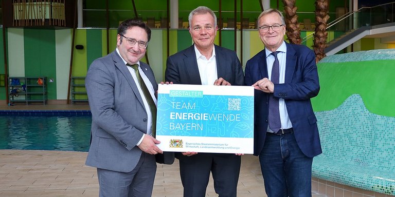 Staatssekretär Tobias Gotthardt überreicht Stadtwerke-Geschäftsführer und Bambergs Oberbürgermeister die Auszeichnung "Gestalter im Team Energiewende" für das Passivhausbad Bambados